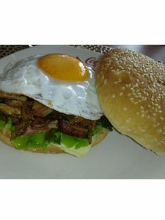 Una foto de Hamburguesa De huevo con Pollo
