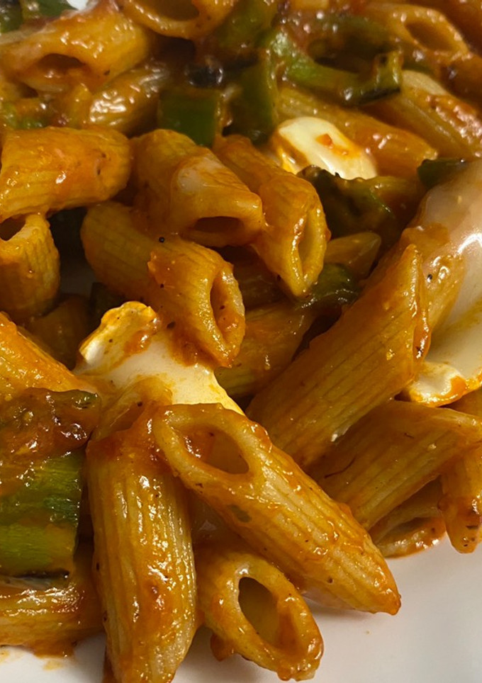Una foto de Macarrones integrales con queso de cabra, pimiento verde y tomate