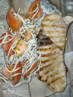 Una foto de Emperador a la plancha con ensalada 🌸🌸