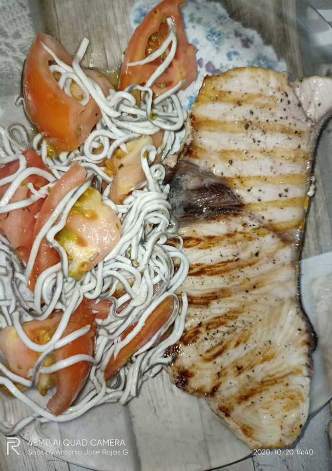 Una foto de Emperador a la plancha con ensalada 🌸🌸