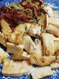 Una foto de Taquitos de salmón a la plancha con cebolla y pimientos