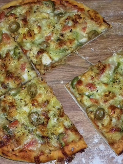 Una foto de Pizza casera con pollo🍕