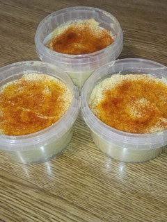 Una foto de Hummus con garbanzos del caldo