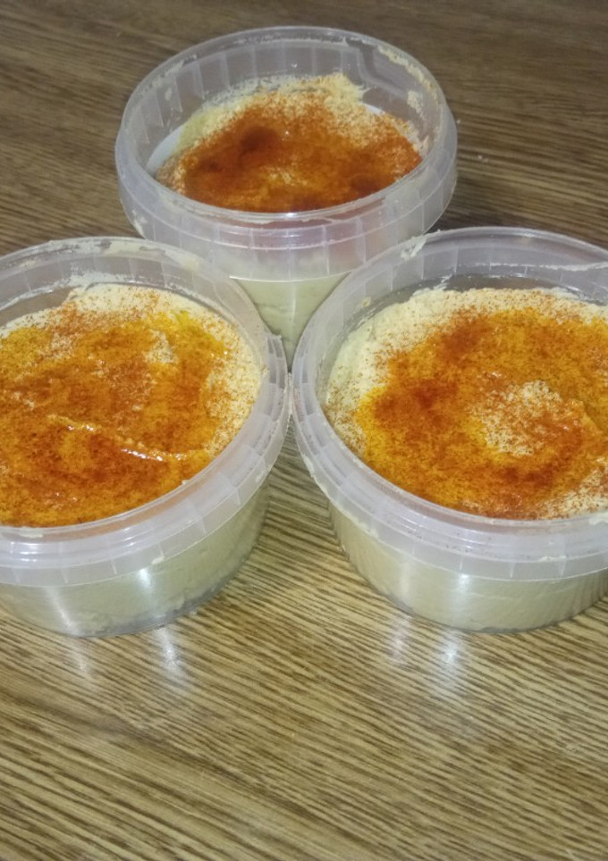 Una foto de Hummus con garbanzos del caldo