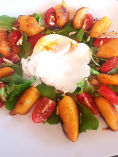 Una foto de Ensalada de primavera, con durazno. #caminodesabores