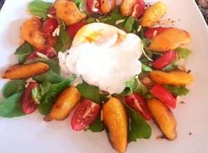 Una foto de Ensalada de primavera, con durazno. #caminodesabores