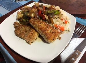 Una foto de Trucha salvaje de la Patagonia en sésamo acompañado de arroz al jengibre y verduras Tai