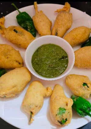 ભરેલાં મરચા ના ભજીયા (Bharela Marcha Bhajiya Recipe In Gujarati) રેસીપી મુખ્ય ફોટો