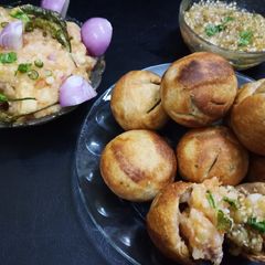 A picture of Littichokha with baigan chutney and fried chilli onions.