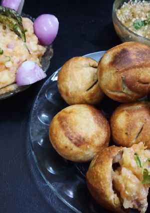 A picture of Littichokha with baigan chutney and fried chilli onions.