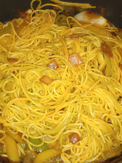 Una foto de Pasta fina con verduras salteadas y salsa umami