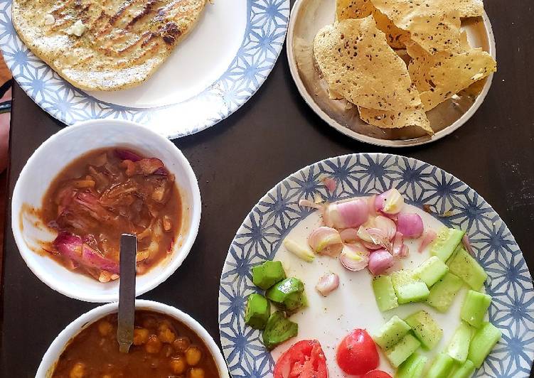 Potato naan&amritsari chhole with onion chutney