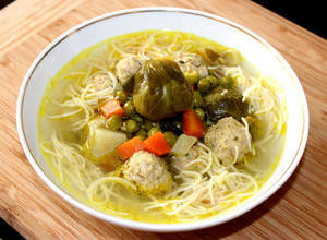Húsgombócos zöldségleves recept fotója