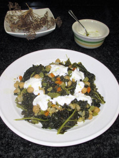 Una foto de Col kale con garbanzos y salsa de yogur natural 0%