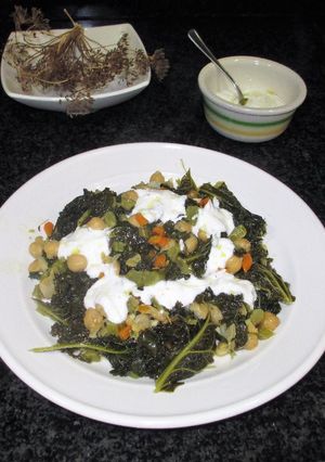 Una foto de Col kale con garbanzos y salsa de yogur natural 0%