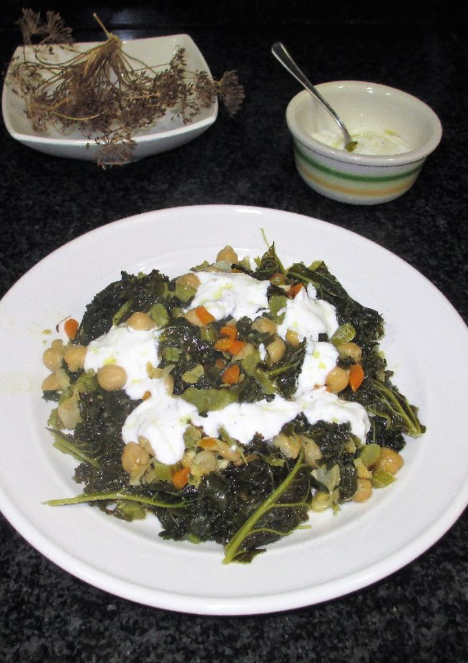 Una foto de Col kale con garbanzos y salsa de yogur natural 0%