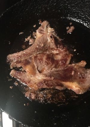 Una foto de Costeleta a la sartén con 4 ingredientes ideal para la cena. En 10 minutos