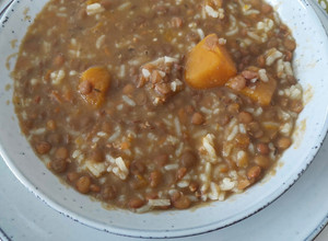 Una foto de Lentejas con arroz en olla a presión eléctrica klauben