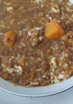 Una foto de Lentejas con arroz en olla a presión eléctrica klauben
