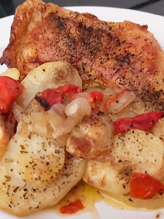 Una foto de Pollo al horno con guarnición