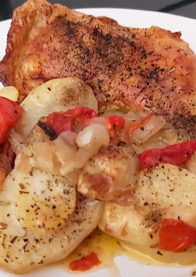 Una foto de Pollo al horno con guarnición