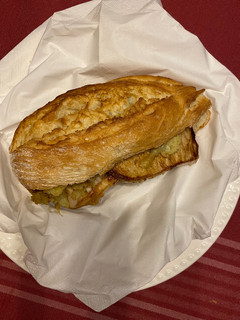 Una foto de Bocadillo de coliflor y lomo a la plancha