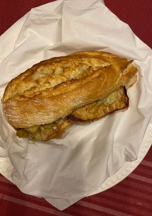 Una foto de Bocadillo de coliflor y lomo a la plancha