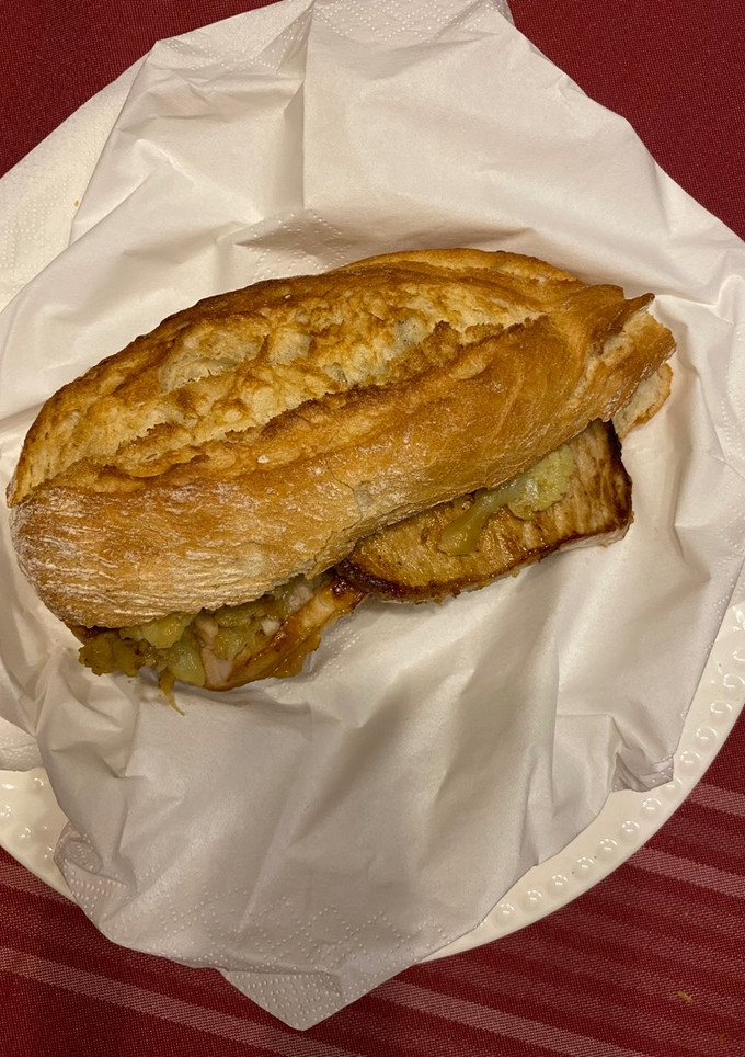 Una foto de Bocadillo de coliflor y lomo a la plancha