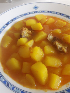 Una foto de Guiso de patatas con picos de costilla