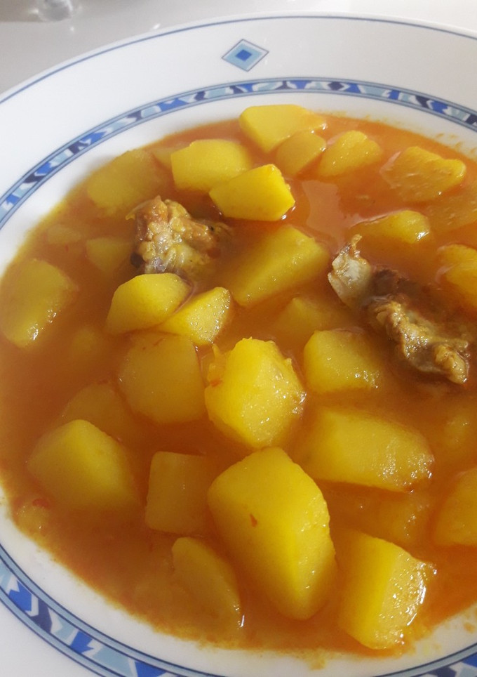 Una foto de Guiso de patatas con picos de costilla
