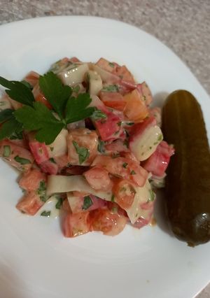 Una foto de Ensalada de surimi y tomates
