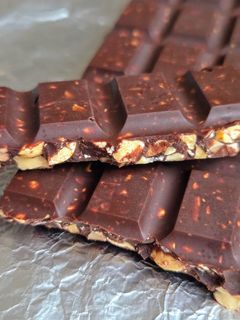 Una foto de Maní con chocolate versión saludable 🥜 Maní, una legumbre diferente 🥜Chocolate con muuucho maní 🥜