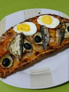 Una foto de Coca de sardina con pasta britt