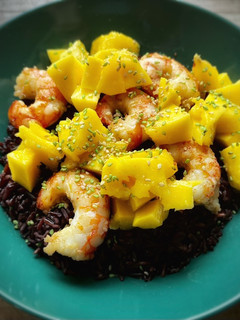 Una foto de Arroz venere con langostinos y mango