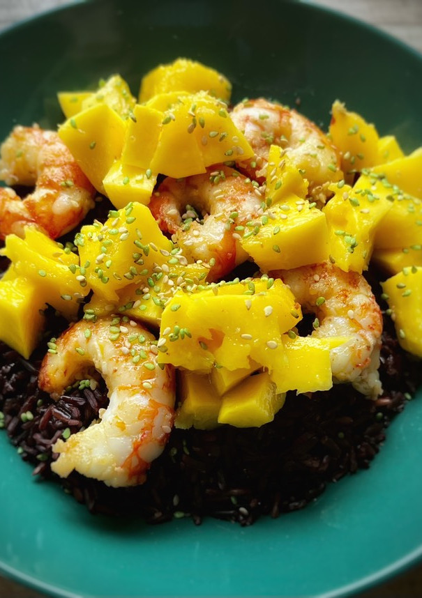 Una foto de Arroz venere con langostinos y mango