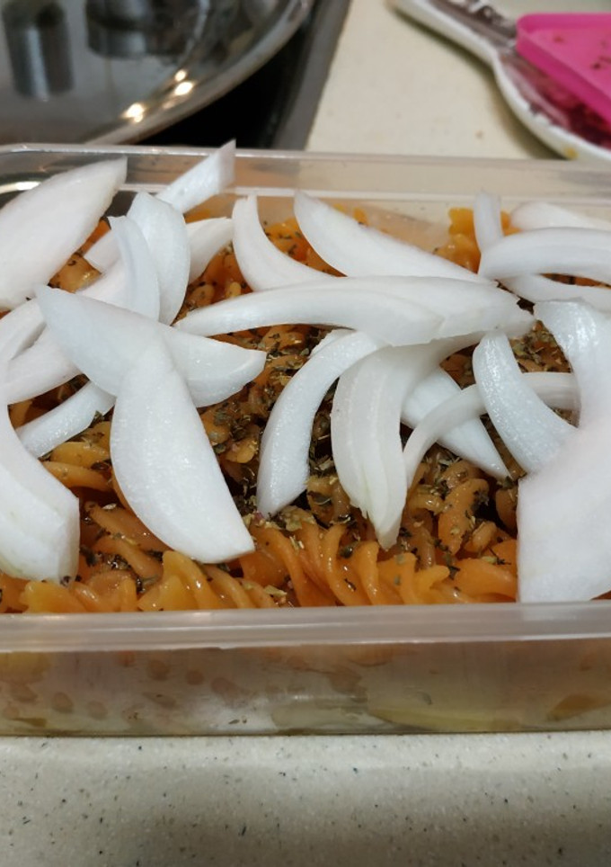 Una foto de Ensalada de patata y pasta de lentejas para el tupper