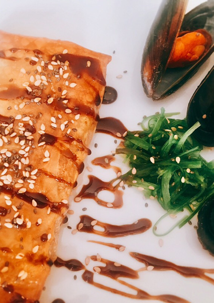 Una foto de Saquitos de bacalao y langostino al horno con miel de caña