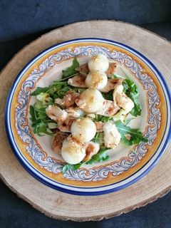 Una foto de Ensalada de pollo con melón y queso de cabra