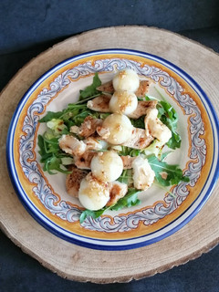 Una foto de Ensalada de pollo con melón y queso de cabra