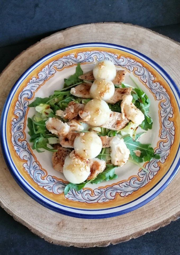 Una foto de Ensalada de pollo con melón y queso de cabra