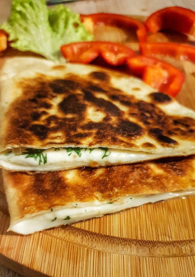Тортилья з моцарелою і кропом