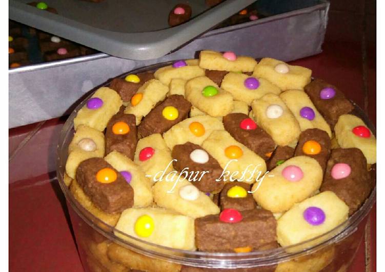 Kue Kering Hitam Putih (Black & White Cookies)