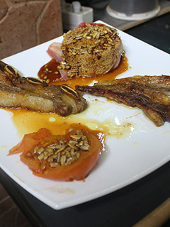 Una foto de Churrasco con cous cous y salsa de semillas de girasol