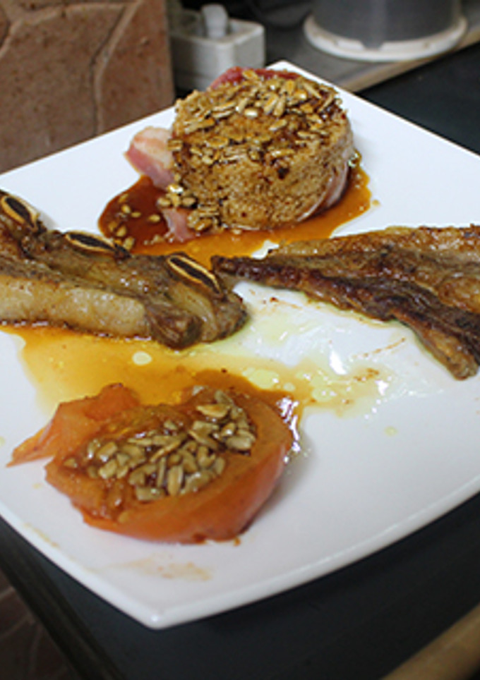 Una foto de Churrasco con cous cous y salsa de semillas de girasol
