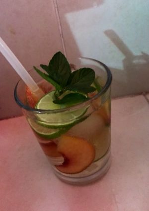 Una foto de Sangría de vino blanco con durazno