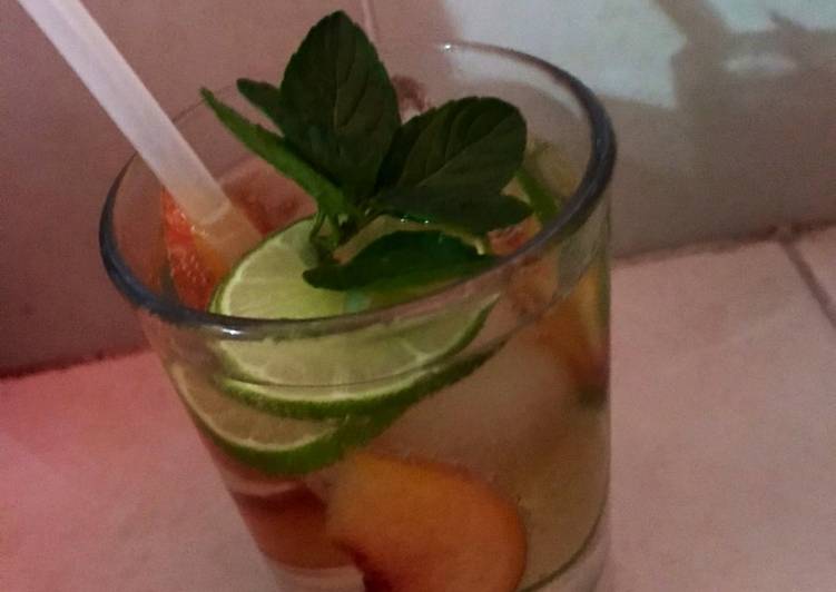 Sangría de vino blanco con durazno
