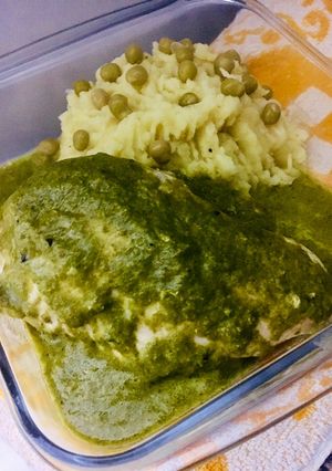Una foto de SUPREMA DE POLLO 🍗 CON 🥬🥬SALSA FLORENTINA🥬🍵🥬 O 🥬🧄(salsa cremosa de acelga)🥬🍵🧅