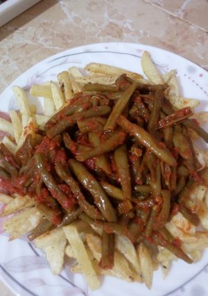 صورة لوصفة فاصوليا خضرا بصلصه الطماطم مع بطاطا مقليه