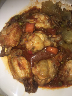 Una foto de Alas de pollo estofadas con verduras