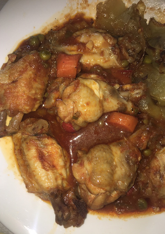 Una foto de Alas de pollo estofadas con verduras